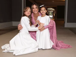 Ticiane Pinheiro posa com as filhas, Rafaella e Manuella, no casamento da irmã