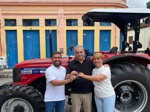 Deputado Alfredo Gaspar entrega caminhão frigorífico e trator para Viçosa