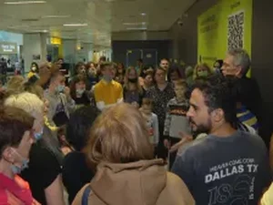 Grupo de refugiados da guerra na Ucrânia chega ao Brasil neste sábado (26)