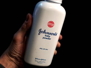 Johnson & Johnson suspende venda de talco para bebês a partir de 2023