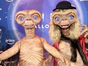 Heidi Klum aparece irreconhecível com fantasia de E.T. para o Halloween e revela que usou fralda