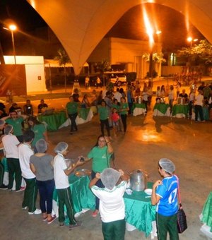 Escola Santa Catarina realiza sopão solidário