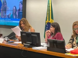 1ª sessão de Erika Hilton na Comissão da Mulher tem provocações e deboche