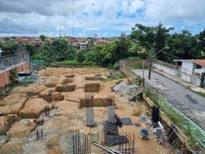 Moradores reclamam de obras abandonadas no Farol há 10 meses