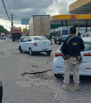 PRF prende homem com carro roubado e adulterado em Maceió