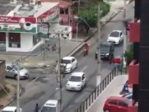 Vídeo: homem ataca carros com faca e assusta motoristas na Jatiúca