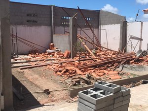 Telhado desaba e deixa homem gravemente ferido na Barra de São Miguel