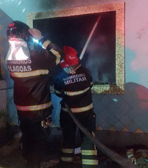 Residência abandonada pega fogo na Ponta da Terra, em Maceió