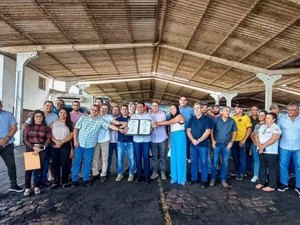 Prefeito Júlio Cézar assina ordem de serviço para obra no Mercado Público Municipal