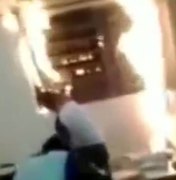 [Vídeo] Alunos colocam fogo em sala de aula no interior de SP