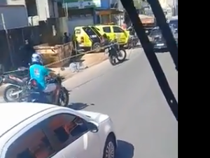 [Vídeo] Jovem é morto a tiros por dupla em motocicleta em Maceió