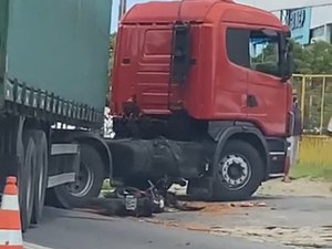 [Vídeo] Motociclista colide contra caminhão e tem fratura na perna, em Maceió