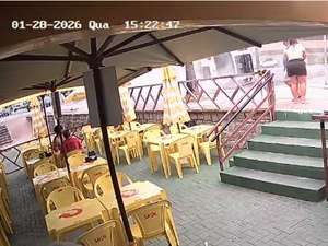 [Vídeo] Câmeras registram tombamento de caminhão de lixo na Ponta Verde