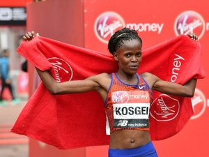 Queniana Brigid Kosgei bate recorde mundial na maratona de Chicago