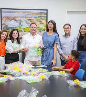 Prefeito Luciano recebe livro produzidos por crianças atendidas pelo projeto 'Minha Arapiraca é assim'