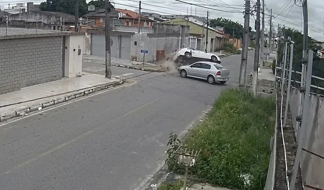 [Video] Imagens mostram capotamento em bairro residencial de Arapiraca