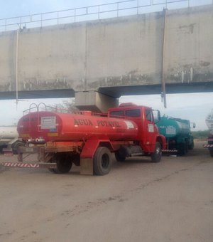 Carros pipas bloqueiam ponto de abastecimento de água em Pariconha 