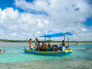 Prefeitura, MPE e ICMBio entregam alvarás a jangadeiros em São Miguel dos Milagres