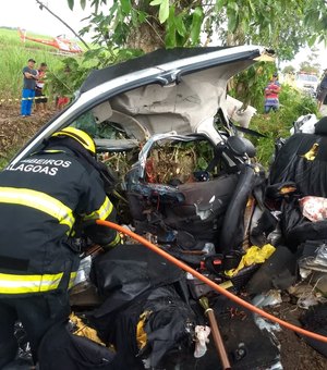 Boca da Mata: colisão entre carro e árvore resulta em três mortos e um ferido 
