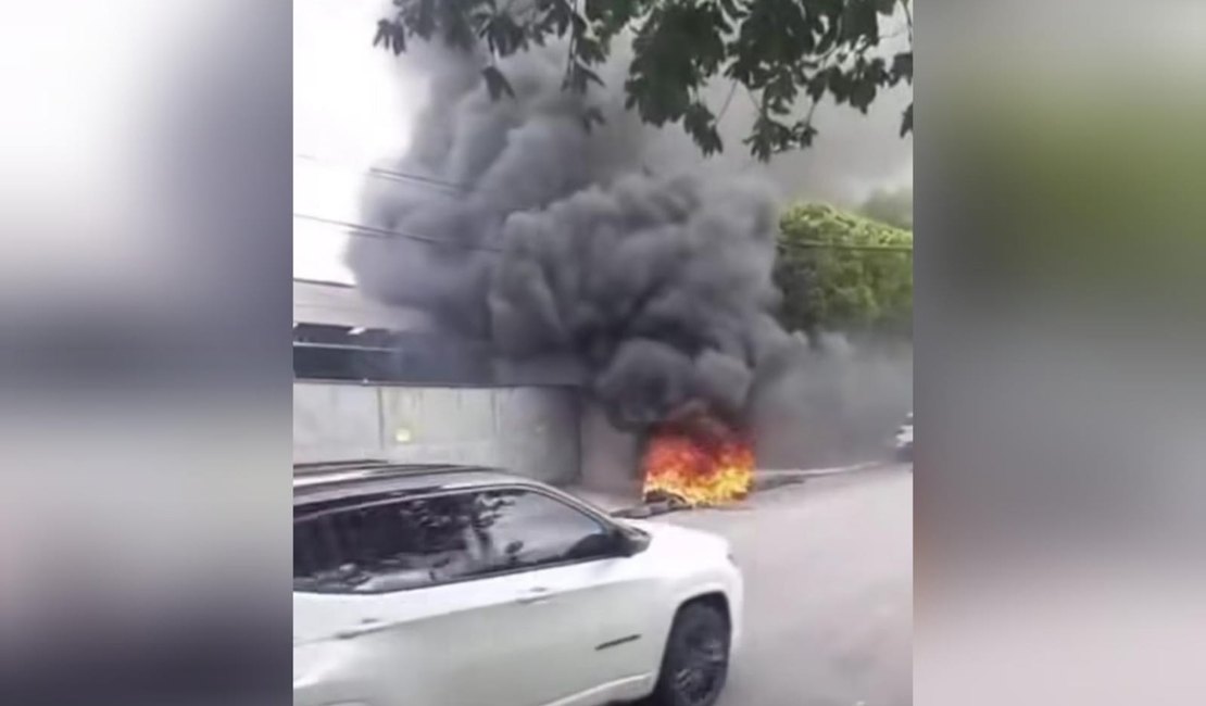 Funcionários protestam por salários atrasados em frente a garagem de ônibus em Maceió