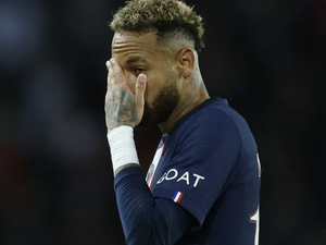 Neymar vai passar por cirurgia no tornozelo e não joga mais na temporada