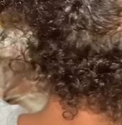 Menina de 8 anos tem cabelo cacheado cortado dentro de ônibus escolar