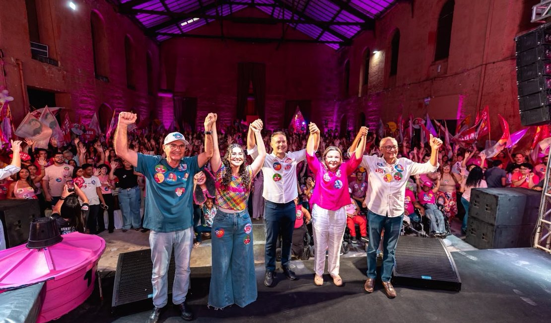 Teca Nelma reúne multidão em Jaraguá rumo à Assembleia