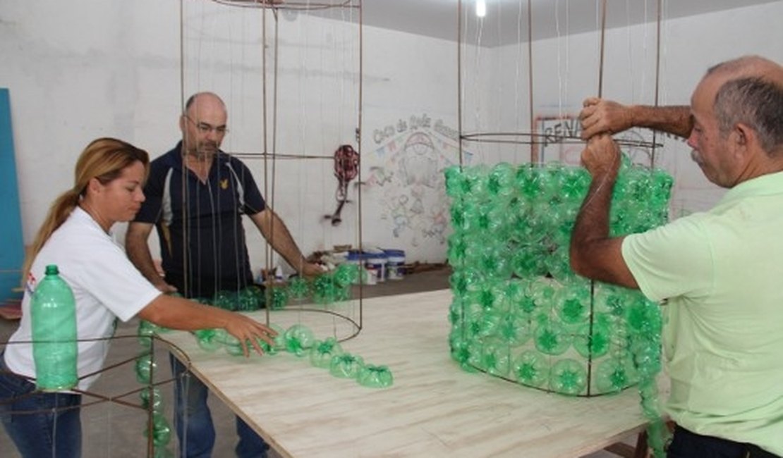 Artesãos coletam material reciclado para Natal de Arapiraca