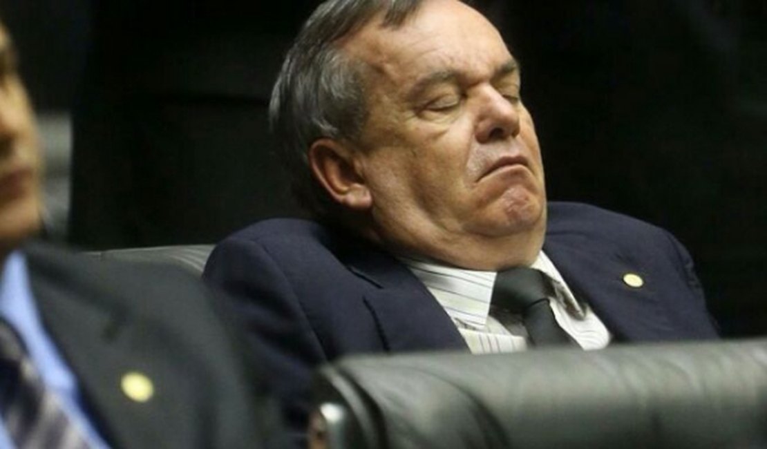 O Globo posta foto de deputado dormindo em sessão e diz que é Ronaldo Lessa