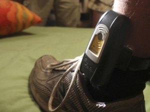 Entenda como funciona a tornozeleira eletrônica