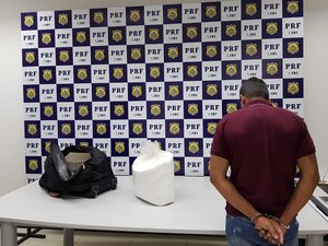 [Vídeo] PRF apreende 30kg de cocaína em ônibus interestadual na BR-101
