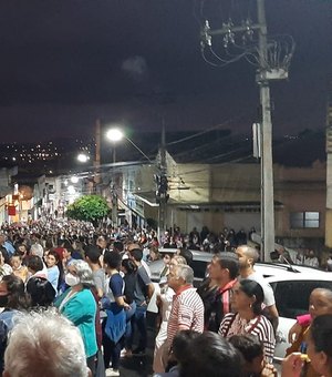Milhares de pessoas participam de procissão de Corpus Christi em Palmeira dos Índios