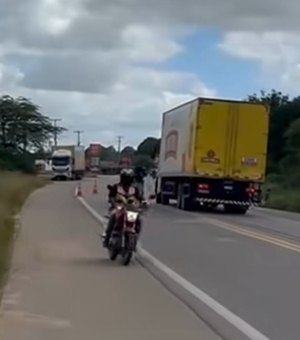 Ciclista morre após acidente com caminhão na BR-316, em Palmeira dos Índios