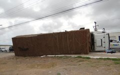 Carreta tomba na Avenida Menino Marcelo