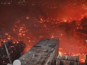 600 casas são atingidas em incêndio de grandes proporções