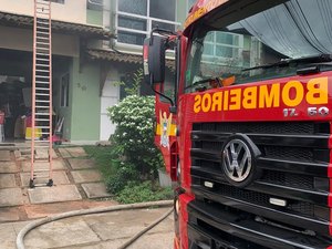Homem é socorrido após incêndio atingir residência em Maceió