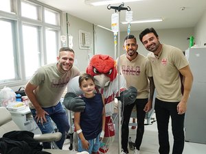 Jogadores do CRB visitam pacientes da oncologia pediátrica da Santa Casa de Maceió