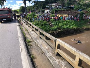 Motorista morre após carro cair de ponte no Rio de Atalaia