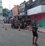 [Vídeo] Carro do DMTT capota ao perseguir veículo em fuga em Maceió