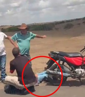 Vídeo mostra acidente entre moto e carro em estrada na divisa entre Taquarana e Arapiraca