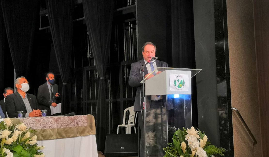 Luciano Barbosa evita polêmica e foca na reconstrução de Arapiraca em discurso de posse