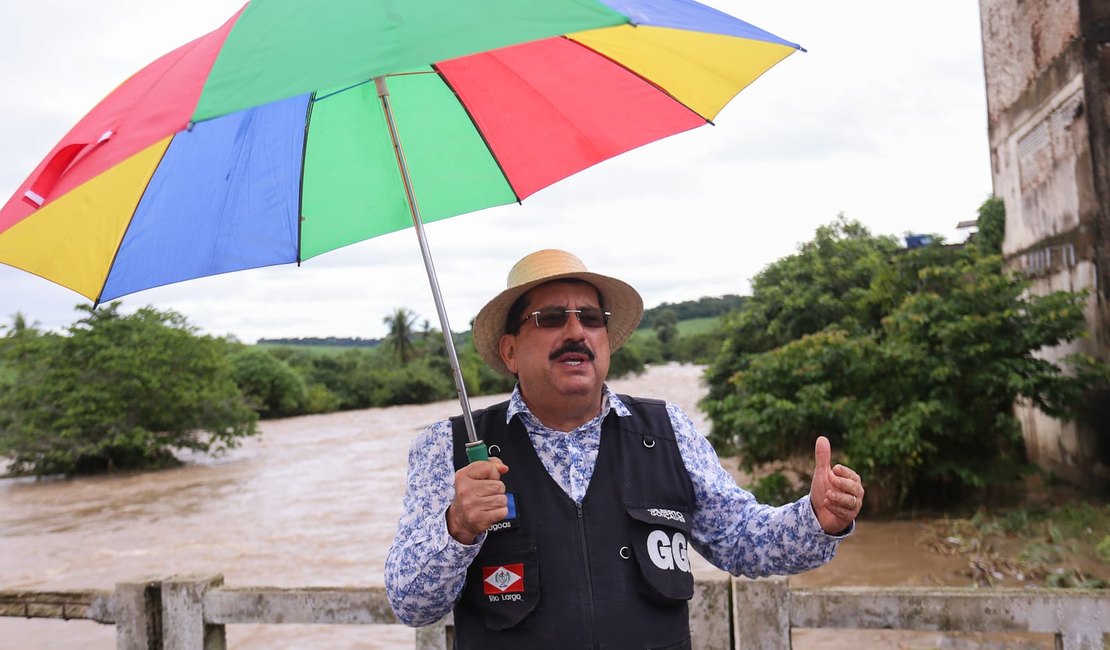 Prefeito Gilberto Gonçalves vai às ruas alertar a população sobre o transbordo do Rio Mundaú em Rio Largo