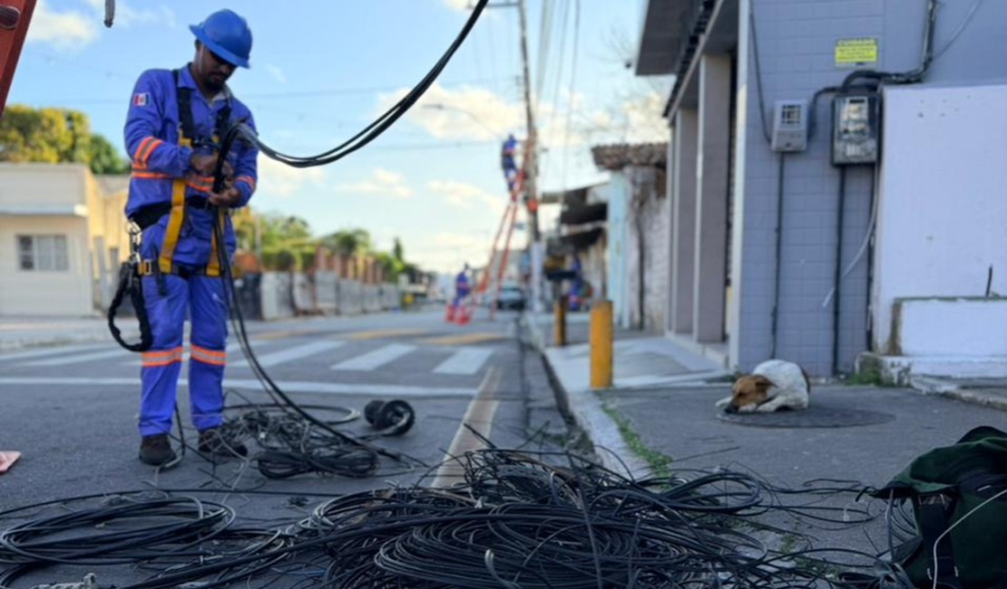 Projeto Poste Limpo retira 8,5 toneladas de cabos inativos no Pontal da Barra