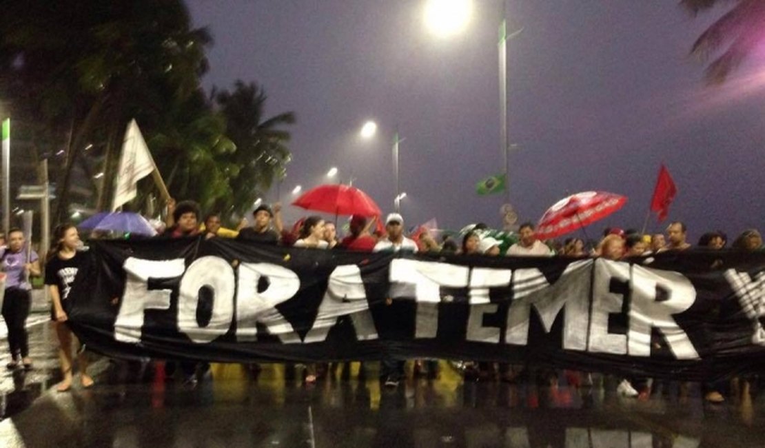 Centenas de manifestantes vão às ruas de Maceió contra o governo Temer