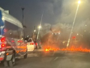 Pais de alunos da rede municipal bloqueiam diversos pontos de Maceió em protesto contra a falta de transporte escolar