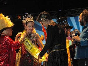 Ao lado de Túlio, Fátima Bernardes é coroada rainha de baile no Recife