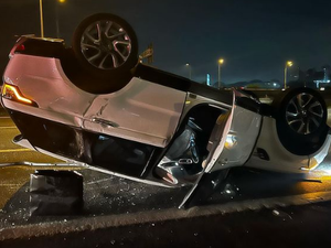Carro de Paula Fernandes capota após veículo desgovernado bater na traseira