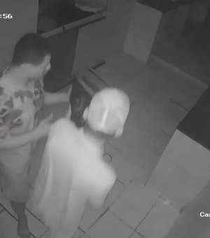 Dois homens invadem pizzaria e roubam TV, celulares e dinheiro