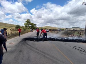 Manifestantes desbloqueiam rodovia em Porto Calvo após acordo