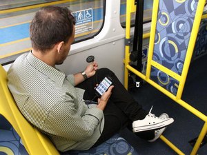 Jovem tem celular furtado em ônibus; suspeito estava do lado de fora do veículo